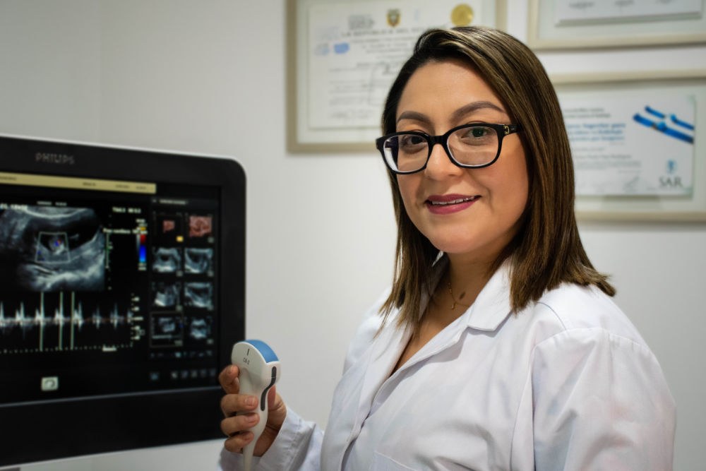 La Dra. Jessica Chasi con el transductor de ecografía