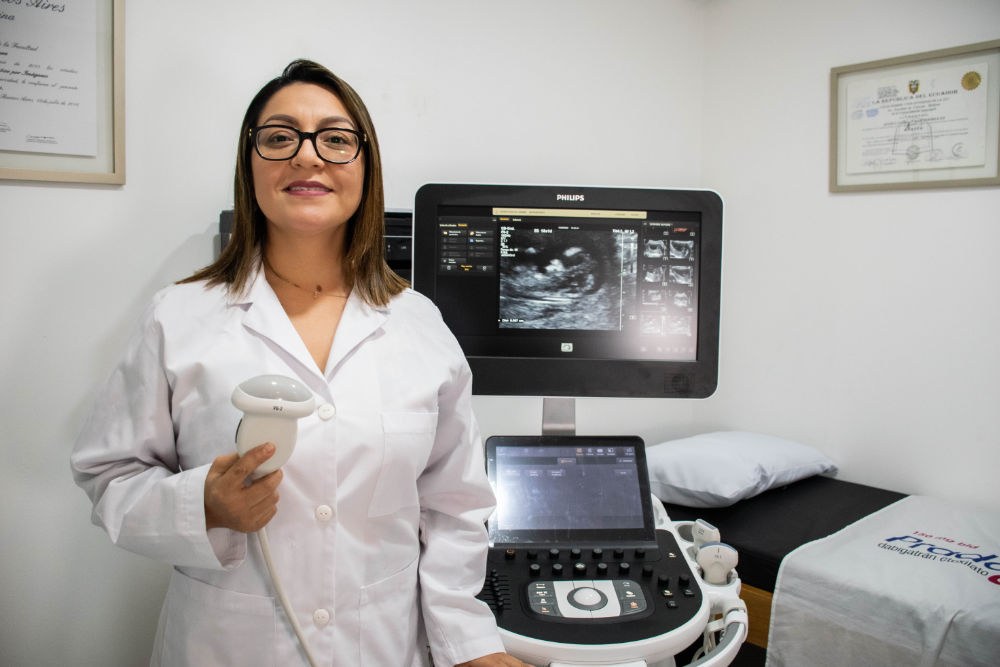 La Dra. Jessica Chasi en su consultorio de ecografía