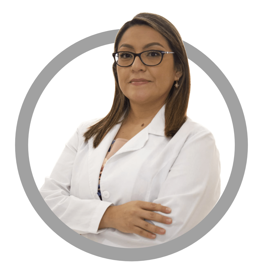 Retrato de la Dra. Jessica Chasi con bata médica